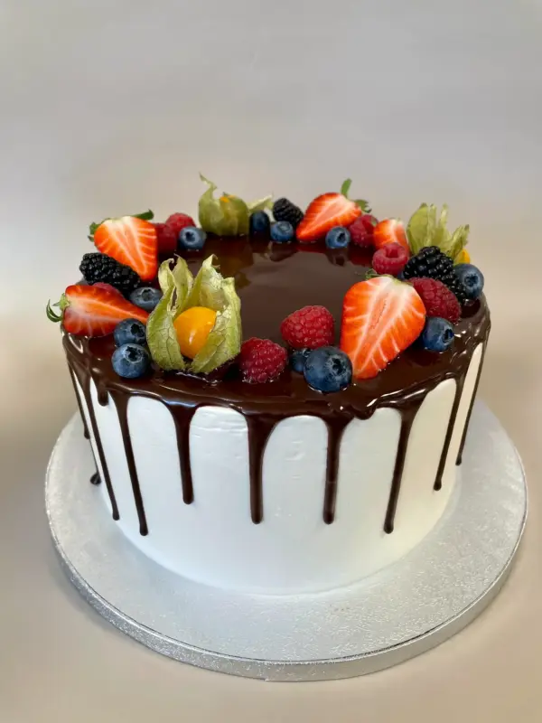 Drip Cake mit Früchten