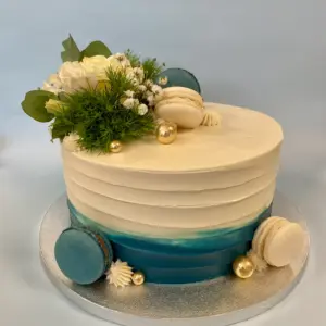 Naked Cake mit Farbverlauf, Blumen und Macarons