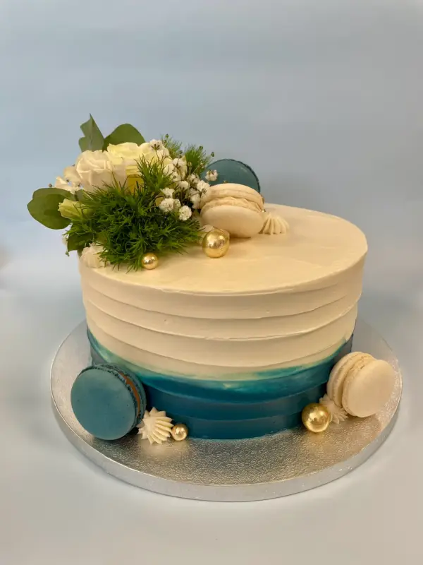Naked Cake mit Farbverlauf, Blumen und Macarons