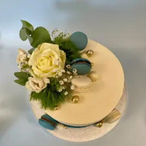 Naked Cake mit Farbverlauf, Blumen und Macarons – Bild 2