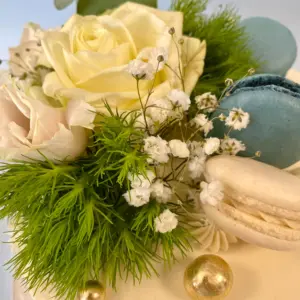 Naked Cake mit Farbverlauf, Blumen und Macarons – Bild 3