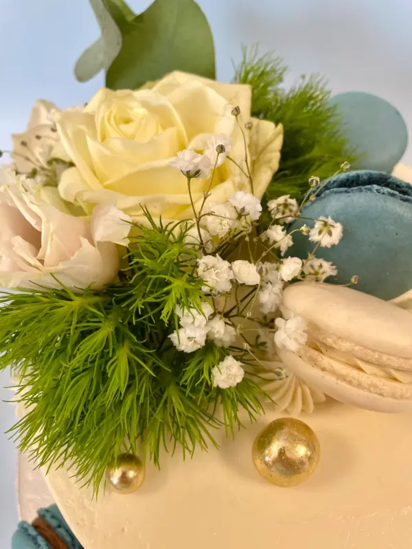Naked Cake mit Farbverlauf, Blumen und Macarons – Bild 3
