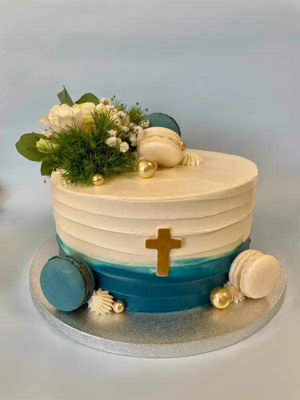 Naked Cake mit Farbverlauf, Blumen und Macarons – Bild 5