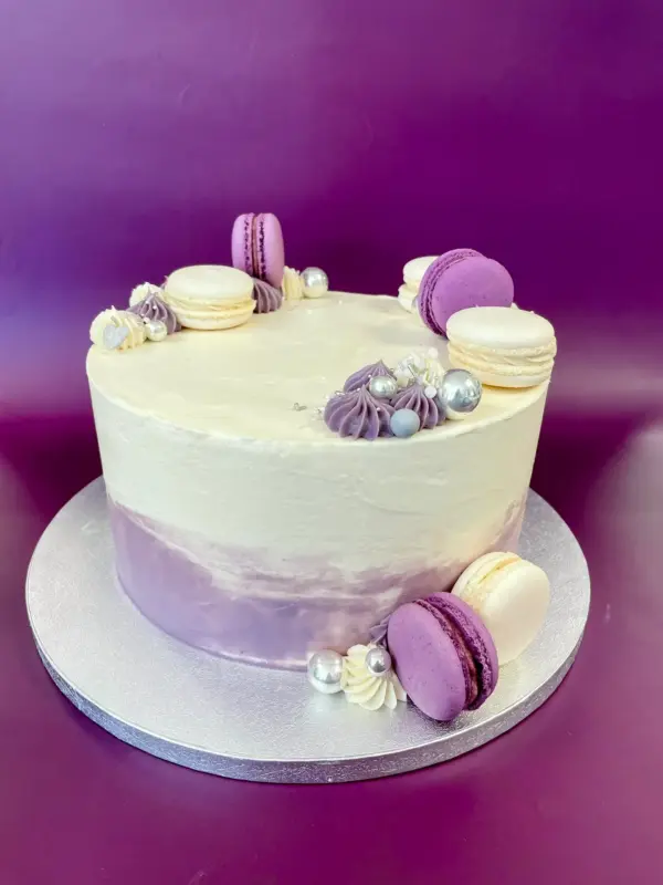 Naked Cake mit Macarons