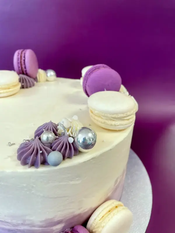 Naked Cake mit Macarons – Bild 3